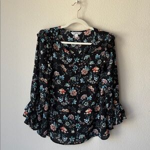 GORGEOUS! Black floral blouse with ruffle details and 3/4 length sleeves